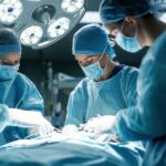 Operationsteam arbeitet konzentriert an einem Patienten auf dem Operationstisch im OP-Saal