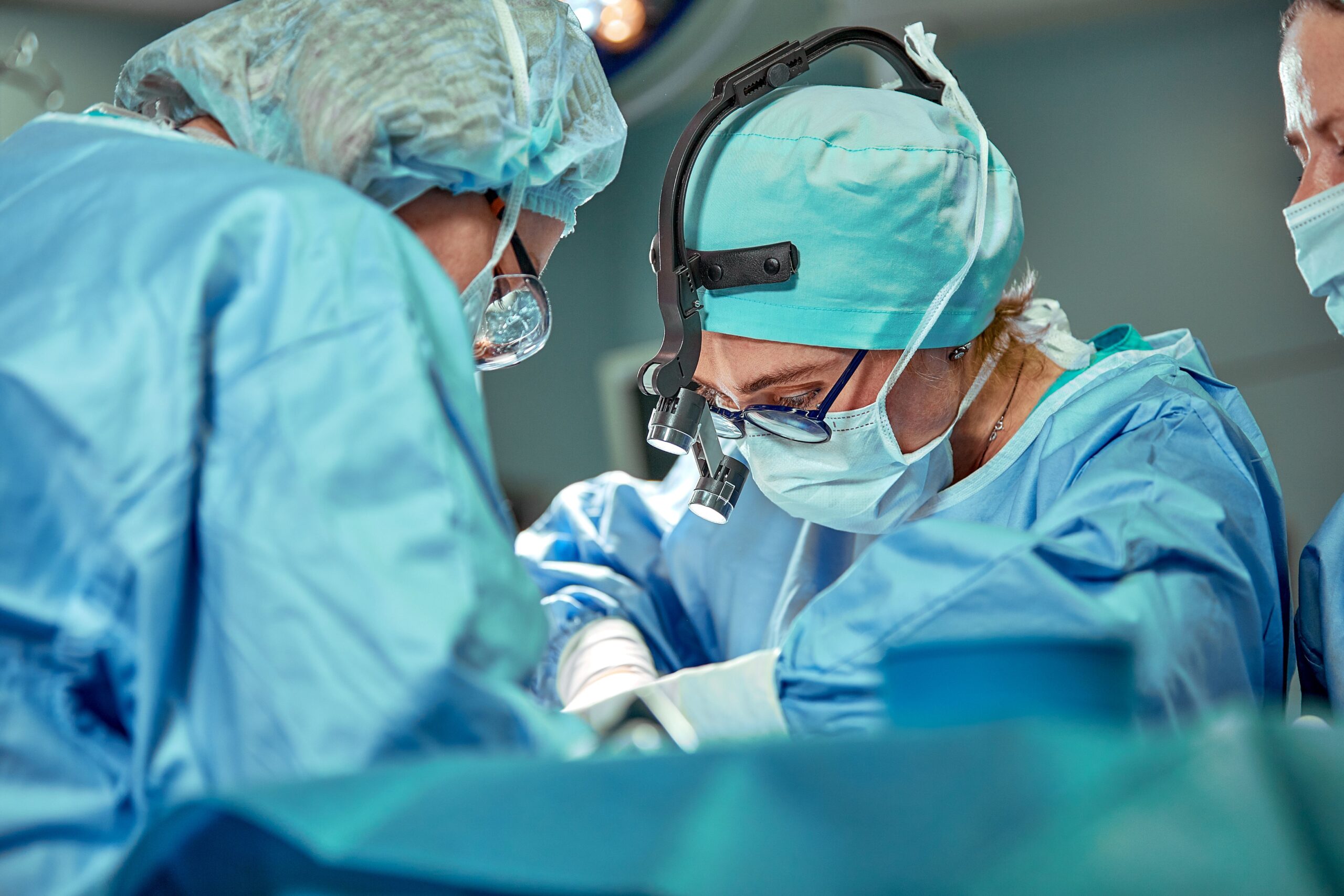 Chirurgenteam arbeitet konzentriert bei einer Operation am Patienten auf einem Operationstisch