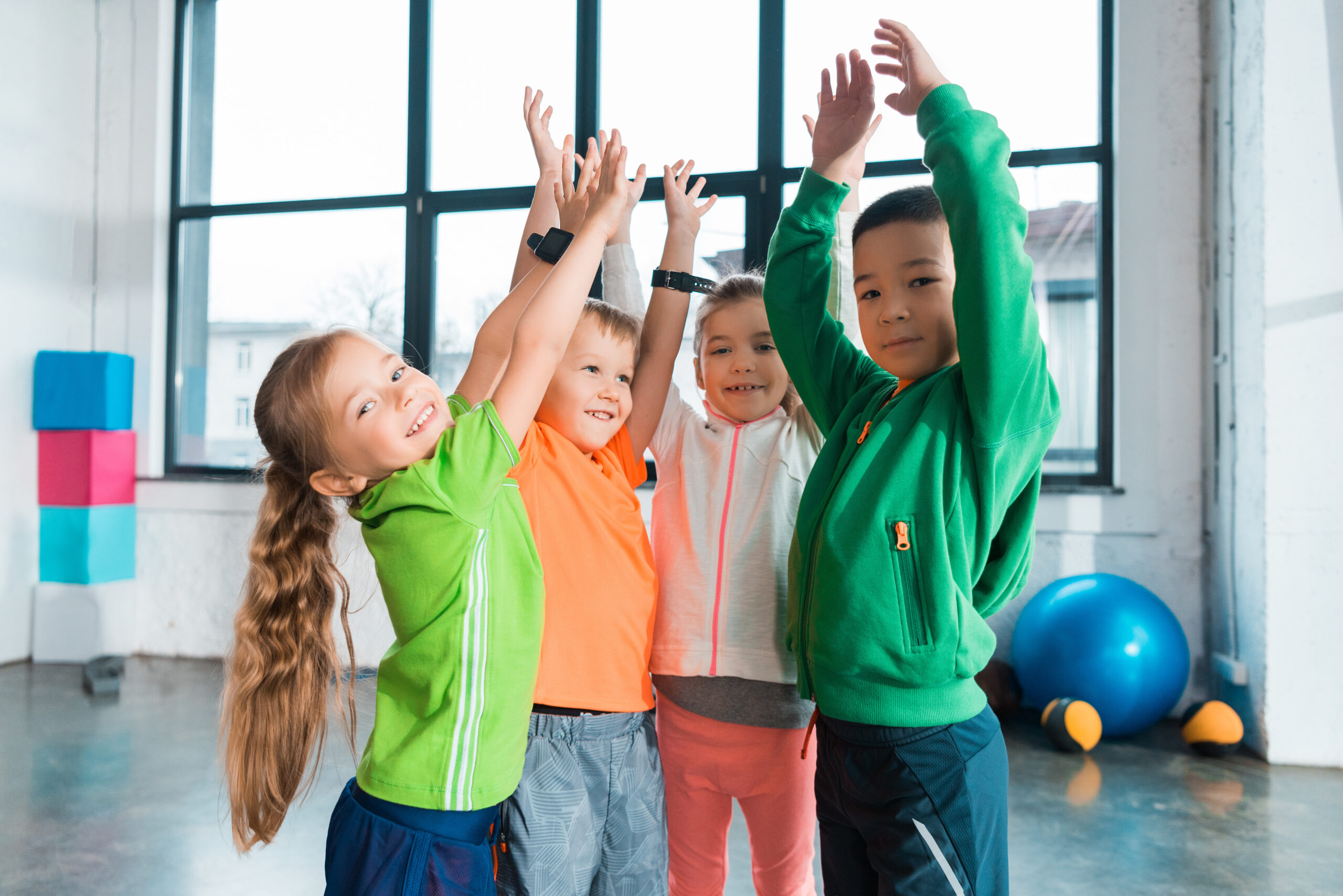 Kinder machen gemeinsam Sportübungen | Rechteckpool
